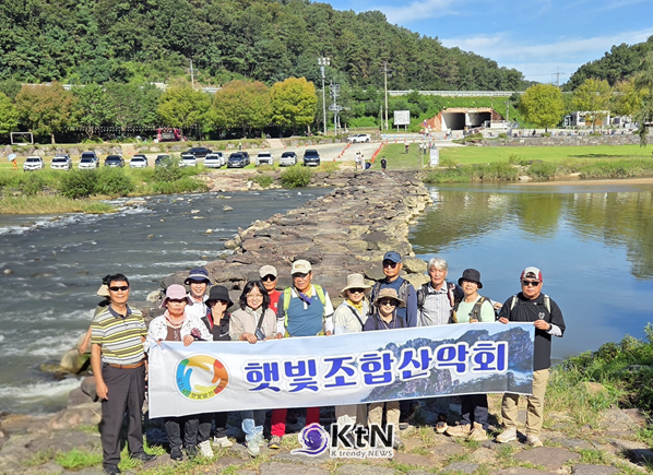 잔인했던 폭염이 서서히 자취를 감추고 청명한 가을 기운이 찾아온 5일, 포천시민햇빛발전조합 산악회회원들이 충북 진천 농다리와 초평호 둘레길을 찾아 자연 속에서 특별한 하루를 보냈다. (사진=조영식 기자)