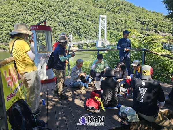 잔인했던 폭염이 서서히 자취를 감추고 청명한 가을 기운이 찾아온 5일, 포천시민햇빛발전조합 산악회회원들이 충북 진천 농다리와 초평호 둘레길을 찾아 자연 속에서 특별한 하루를 보냈다. (사진=조영식 기자)