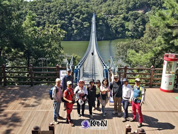 잔인했던 폭염이 서서히 자취를 감추고 청명한 가을 기운이 찾아온 5일, 포천시민햇빛발전조합 산악회회원들이 충북 진천 농다리와 초평호 둘레길을 찾아 자연 속에서 특별한 하루를 보냈다. 미르309 출렁다리 (사진=조영식 기자)