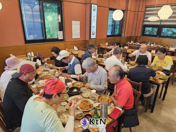 잔인했던 폭염이 서서히 자취를 감추고 청명한 가을 기운이 찾아온 5일, 포천시민햇빛발전조합 산악회회원들이 충북 진천 농다리와 초평호 둘레길을 찾아 자연 속에서 특별한 하루를 보냈다. (사진=조영식 기자)