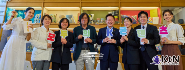 이 대통령, 이창동·전도연·설경구 등 프랑스서 韓영화인과 대화…‘SOFICA’ 민간 투자 세제 지원 검토 착수  사진=2026. 09.08 청와대 .(진행자 안현모의 유도에 맞춰 이창동·정주리 감독, 배우 전도연·설경구·김도연, 김민영 넷플릭스 아태 총괄 부사장, 이 대통령은 "모두의 K-콘텐츠 파이팅!"을 외치며 행사를 열었다.) K trendy NEWS DB ⓒ케이 트렌디뉴스 무단전재 및 수집, 재배포금지