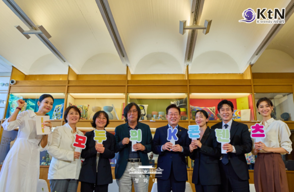이 대통령, 이창동·전도연·설경구 등 프랑스서 韓영화인과 대화…‘SOFICA’ 민간 투자 세제 지원 검토 착수  사진=2026. 09.08 청와대 .(진행자 안현모의 유도에 맞춰 이창동·정주리 감독, 배우 전도연·설경구·김도연, 김민영 넷플릭스 아태 총괄 부사장, 이 대통령은 "모두의 K-콘텐츠 파이팅!"을 외치며 행사를 열었다.) K trendy NEWS DB ⓒ케이 트렌디뉴스 무단전재 및 수집, 재배포금지