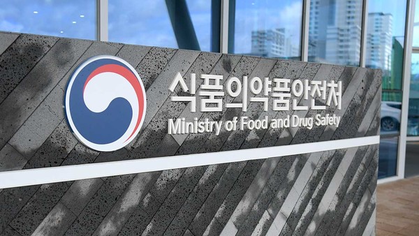 “속 편하고 살 빠진다더니…” 식약처에 덜미 잡힌 글루텐프리의 민낯   (무글루텐(글루텐프리)’ 표시를 내세워 일반 가공식품을 건강기능식품이나 치료제처럼 속여 판 온라인 게시물들이 보건당국에 덜미를 잡혔다. ‘헬시플레저’ 열풍을 타고 글루텐프리 식품을 건강식으로 인식하는 소비 심리를 파고든 부당 광고 행위가 적발됐다.) 사진=2026. 09.10.연합뉴스/식품의약품안전처 제공 ) K trendy NEWS DB ⓒ케이 트렌디뉴스 무단전재 및 수집, 재배포금지