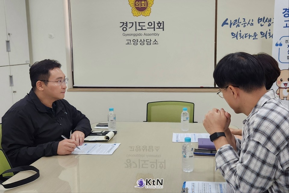 변재석 경기도의원과 안미경 고양시 일자리정책과장이 11일 경기도의회 고양상담소에서 청년기본소득 재원 분담 방안을 논의하고 있다. /사진=변재석 의원실