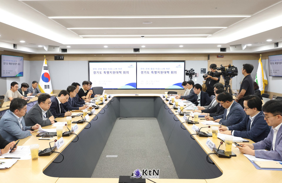 31일 오후 경기도청 서희홀에서 김동연 경기도지사가 김성중 행정1부지사, 고영인 경제부지사 등이 참석한 한미관세 협상 타결에 따른 경기도 특별지원대책 회의에서 모두발언을 하고있다. /사진=경기도, K trendy NEWS ⓒ케이 트렌디뉴스 무단전재 및 수집, 재배포금지