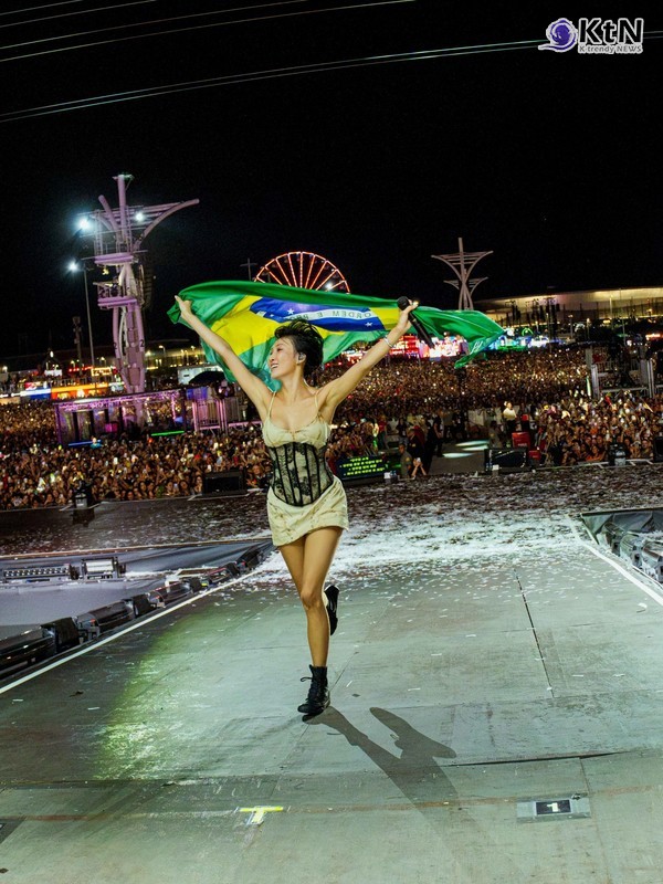  가수 화사(Hwa Sa)가 세계 최대 규모의 음악 축제 중 하나인 브라질 ‘록 인 리오(Rock in Rio)’의 메인 스테이지를 장악하며 글로벌 공연 시장에서 K팝 솔로 아티스트로서의 독보적 위상을 입증했다.  사진=2026. 09.14. 피네이션 편집 K trendy NEWS DB ⓒ케이 트렌디뉴스 무단전재 및 수집, 재배포금지