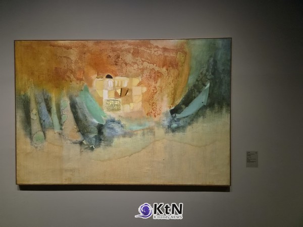 방혜자, ‘정기(精氣)’, 1969. 유화와 사포, 가죽 등 성질이 다른 재료를 결합한 작품으로, 1960년대부터 이어온 거친 마티에르 실험이 남아 있다. 한지를 본격적으로 사용하기 전 방혜자의 재료 탐구를 살펴볼 수 있는 작품. 사진=K trendy NEWS DB ⓒ케이 트렌디뉴스 무단전재 및 수집, 재배포금지