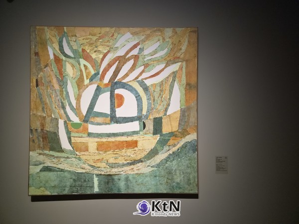 방혜자, ‘부활의 노래(復活頌)’, 1972, 캔버스에 템페라·닥지, 135×135㎝, 프랑스 국립현대미술관 퐁피두센터 소장. 밝은 바탕 위에 색과 종이를 겹치며 중앙의 둥근 구조와 위로 뻗는 형태를 구성했다. 닥지가 본격적으로 회화 안에 들어오면서 방혜자의 색과 공간이 달라진 초기 작품이다. 사진=K trendy NEWS DB ⓒ케이 트렌디뉴스 무단전재 및 수집, 재배포금지
