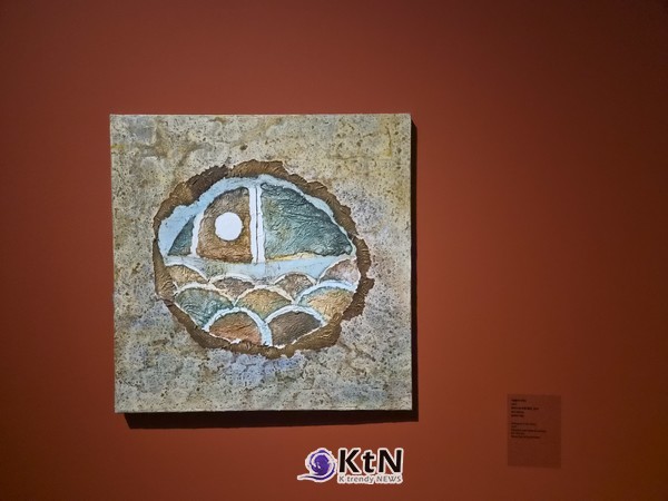 세르누치박물관이 소장한 1976년 ‘우주송(Chant de l’Univers)’에는 유화와 톱밥, 종이 콜라주가 함께 사용됐다. 사진=K trendy NEWS DB ⓒ케이 트렌디뉴스 무단전재 및 수집, 재배포금지