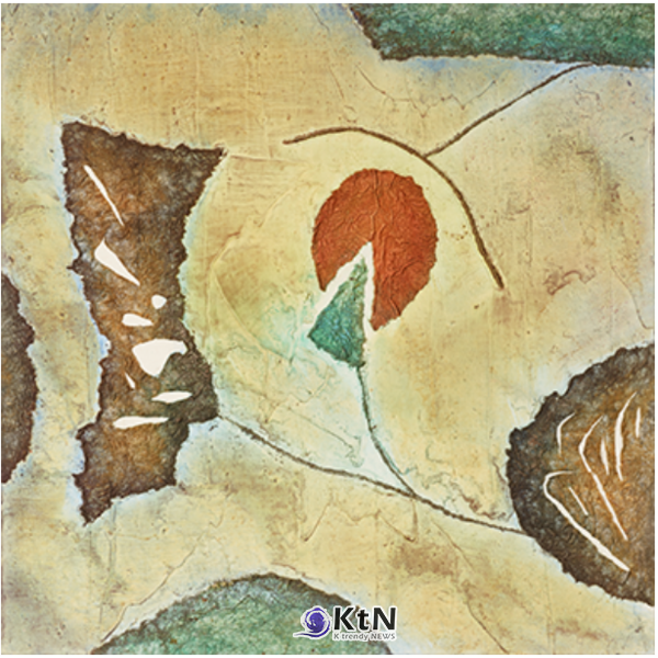방혜자, ‘햇님 나들이’, 1977, 유화 물감과 닥지를 사용한 작품, 국립현대미술관 이건희컬렉션. 원과 단순한 선으로 자연의 요소를 압축하면서 한국 체류기에 시작한 한지 실험을 이어갔다. 사진=국립현대미술관