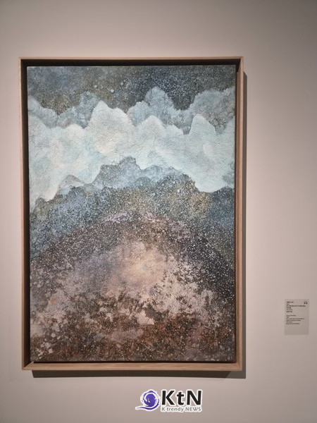 방혜자, ‘별들의 노래’, 1987, 한지 배접 캔버스에 먹·아크릴릭 물감·유화 물감, 116×81㎝, 방혜자재단. 짙은 갈색의 하부와 청록·청색의 상부 사이로 밝은 형상이 이어진다. 한지를 바탕으로 서로 다른 재료를 겹치며 대지와 하늘, 별과 빛의 관계를 확장한 1980년대 대표작. 사진= K trendy NEWS DB ⓒ케이 트렌디뉴스 무단전재 및 수집, 재배포금지