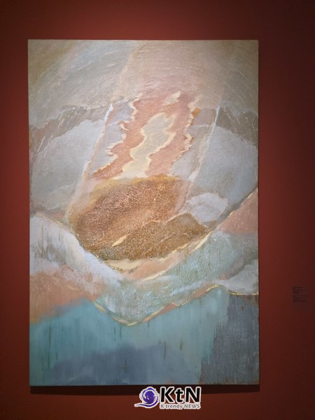 방혜자, ‘하늘과 땅과 손을 잡고’, 1988, 캔버스·닥지에 유화 물감, 195×130㎝, 국립현대미술관 소장. 옅은 청록과 황토빛, 살구색이 겹치면서 중앙의 형태와 주변 공간을 이어준다. ‘별들의 노래’에서 비교적 뚜렷했던 상하의 구분이 풀리며 하늘과 땅이 서로 스며드는 구조로 바뀐다.  사진= K trendy NEWS DB ⓒ케이 트렌디뉴스 무단전재 및 수집, 재배포금지