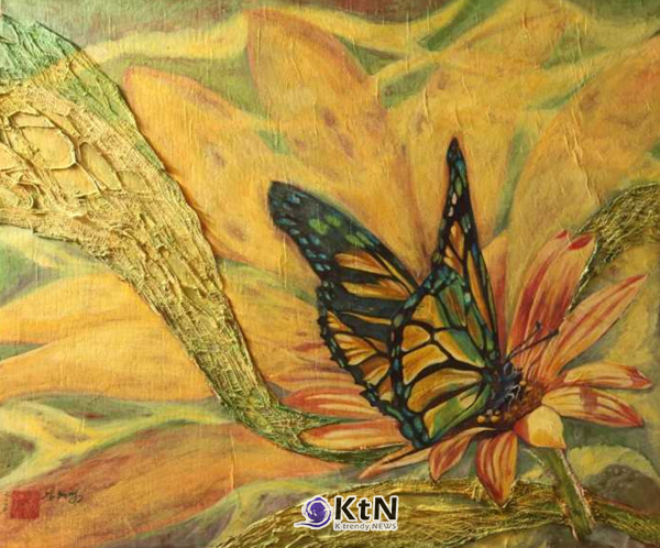 김현정, ‘첫 만남(First Meeting)’, 2006, 장지에 분채, 65×53㎝. 꽃 위에 내려앉은 나비를 중심에 배치한 첫 나비 모티프 회화다. 땅에 뿌리내린 나무와 달이 중심이던 ‘기다림’에서 움직임과 비상의 가능성을 지닌 나비로 형상이 이동한다. 사진=‘바이탈 클라리타스(Vital Claritas)’를 향한 메타-매체 표현 연구, K trendy NEWS DB ⓒ케이 트렌디뉴스 무단전재 및 수집, 재배포금지