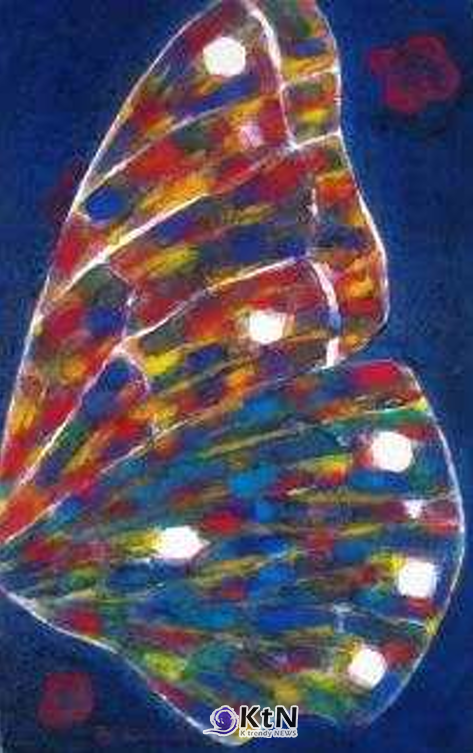 김현정, ‘꿈(Dream)’, 2007, 장지에 분채, 46×38㎝. 짙은 청색 바탕 위에 나비를 크게 배치하고 날개 안에 여러 색과 흰 원형을 반복했다. 나비와 내면의 빛이 본격적으로 결합하기 시작한 초기 작업. 사진=‘바이탈 클라리타스(Vital Claritas)’를 향한 메타-매체 표현 연구, K trendy NEWS DB ⓒ케이 트렌디뉴스 무단전재 및 수집, 재배포금지