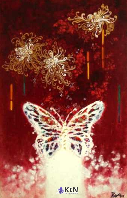 김현정, ‘날아오르는(Flying up)’, 2008, 장지에 분채, 54×46㎝. 짙은 붉은색 바탕과 아래쪽의 밝은 영역을 대비시키고 흰 나비를 중심에 배치했다. 빛을 향한 이동과 비상의 감각이 ‘꿈’보다 직접적으로 드러난다. 사진=‘바이탈 클라리타스(Vital Claritas)’를 향한 메타-매체 표현 연구, K trendy NEWS DB ⓒ케이 트렌디뉴스 무단전재 및 수집, 재배포금지