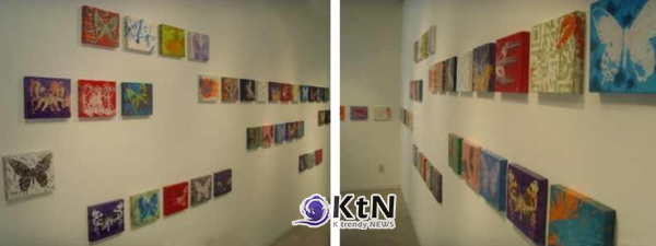 2008년 모로갤러리에서 열린 김현정 개인전 ‘나비의 꿈’ 전경. 서로 다른 색과 구성의 작품 152점을 벽면에 길게 배열했다. 개별 작품의 차이를 유지하면서 전체 설치에서는 반복과 질서가 강조된다. 사진=‘바이탈 클라리타스(Vital Claritas)’를 향한 메타-매체 표현 연구, K trendy NEWS DB ⓒ케이 트렌디뉴스 무단전재 및 수집, 재배포금지