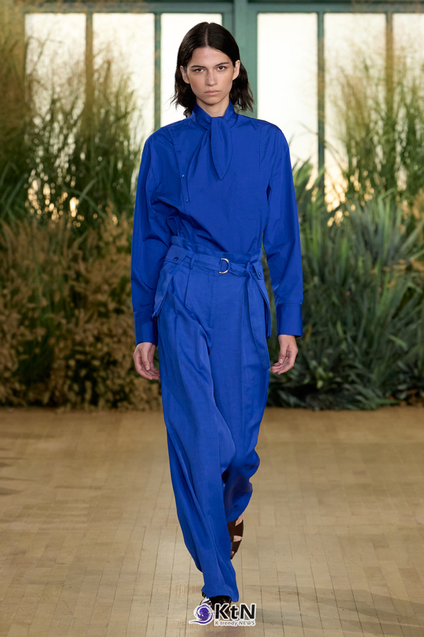Proenza Schouler SS27 Reshapes Sharp Tailoring With Cowling, Cyanotype Roses and a Rounder PS1. 사진=Proenza Schouler, K trendy NEWS DB ⓒ케이 트렌디뉴스 무단전재 및 수집, 재배포금지