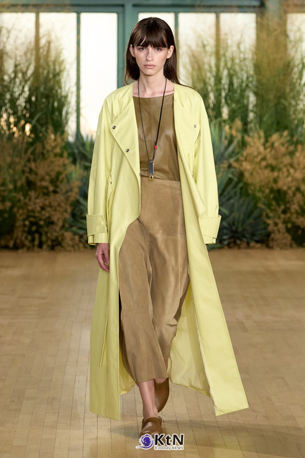 Proenza Schouler SS27 Reshapes Sharp Tailoring With Cowling, Cyanotype Roses and a Rounder PS1. 사진=Proenza Schouler, K trendy NEWS DB ⓒ케이 트렌디뉴스 무단전재 및 수집, 재배포금지