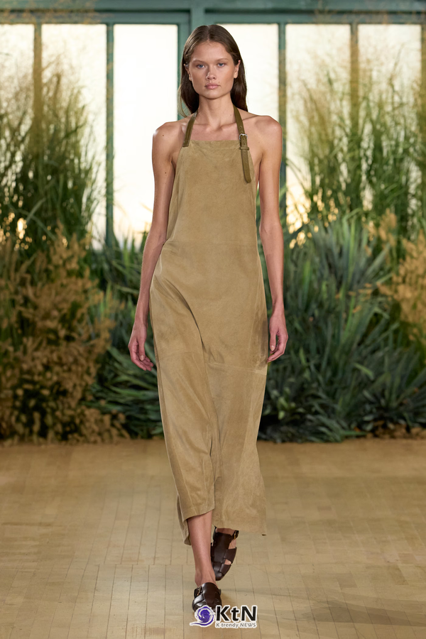 Proenza Schouler SS27 Reshapes Sharp Tailoring With Cowling, Cyanotype Roses and a Rounder PS1. 사진=Proenza Schouler, K trendy NEWS DB ⓒ케이 트렌디뉴스 무단전재 및 수집, 재배포금지