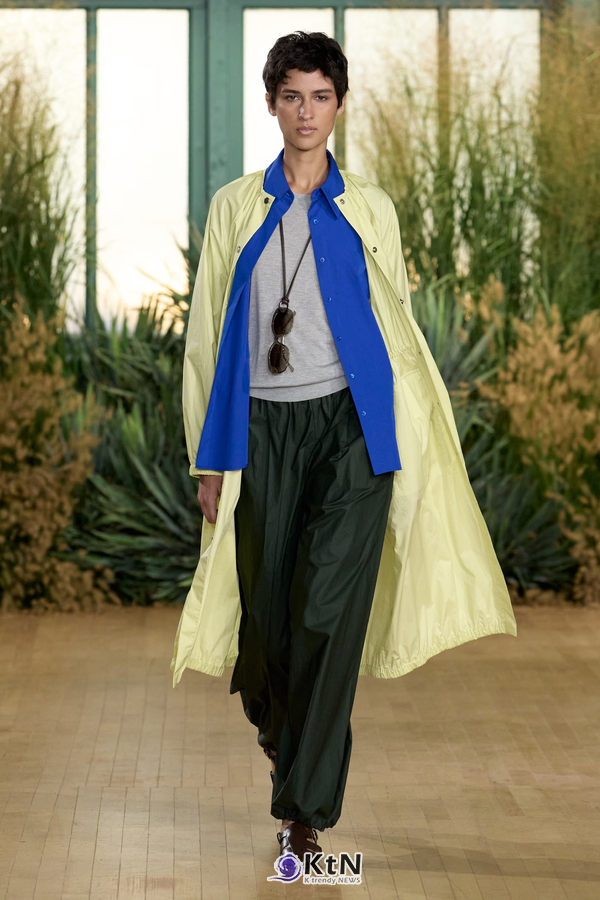 Proenza Schouler SS27 Reshapes Sharp Tailoring With Cowling, Cyanotype Roses and a Rounder PS1. 사진=Proenza Schouler, K trendy NEWS DB ⓒ케이 트렌디뉴스 무단전재 및 수집, 재배포금지