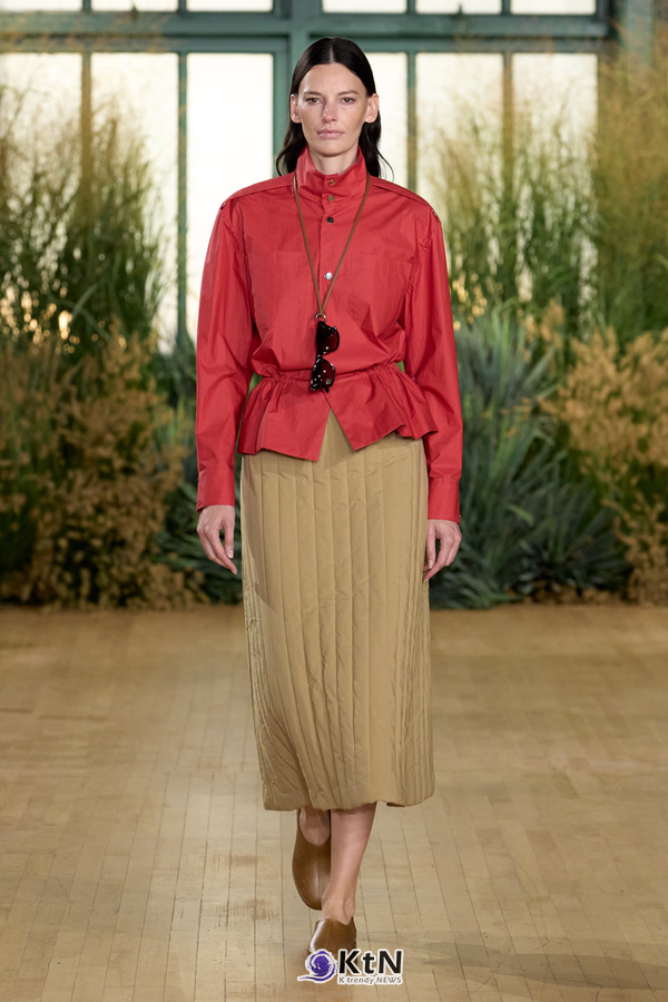 Proenza Schouler SS27 Reshapes Sharp Tailoring With Cowling, Cyanotype Roses and a Rounder PS1. 사진=Proenza Schouler, K trendy NEWS DB ⓒ케이 트렌디뉴스 무단전재 및 수집, 재배포금지