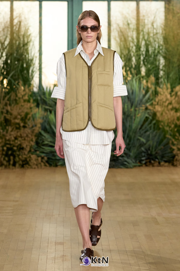 Proenza Schouler SS27 Reshapes Sharp Tailoring With Cowling, Cyanotype Roses and a Rounder PS1. 사진=Proenza Schouler, K trendy NEWS DB ⓒ케이 트렌디뉴스 무단전재 및 수집, 재배포금지