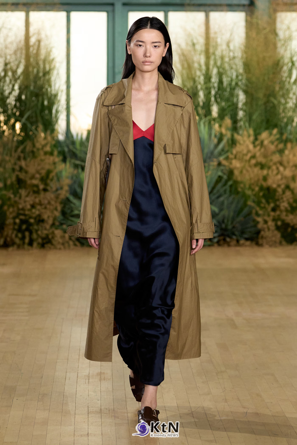 Proenza Schouler SS27 Reshapes Sharp Tailoring With Cowling, Cyanotype Roses and a Rounder PS1. 사진=Proenza Schouler, K trendy NEWS DB ⓒ케이 트렌디뉴스 무단전재 및 수집, 재배포금지