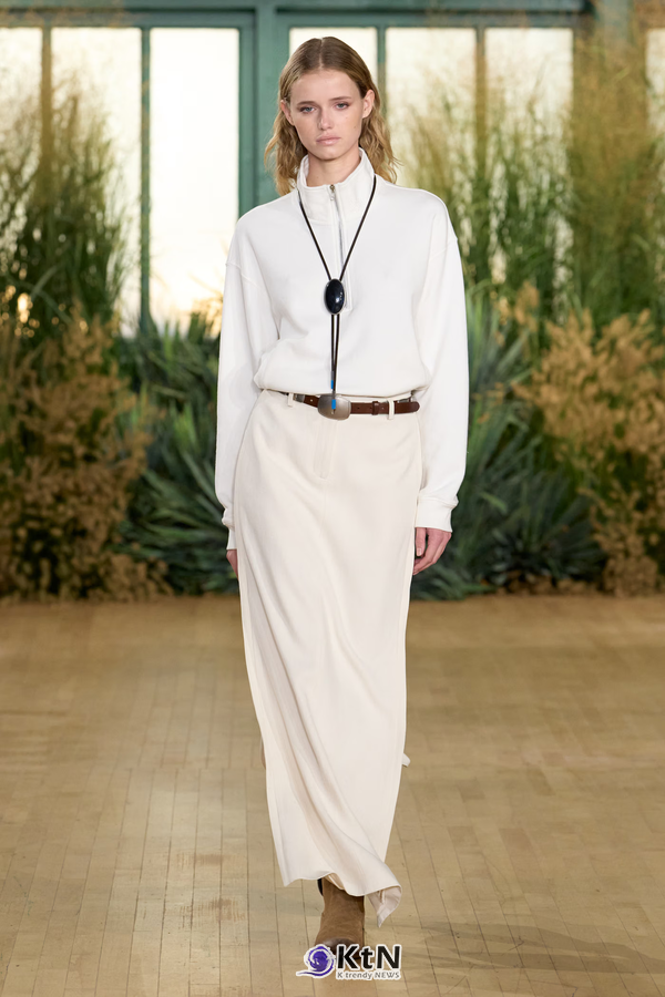Proenza Schouler SS27 Reshapes Sharp Tailoring With Cowling, Cyanotype Roses and a Rounder PS1. 사진=Proenza Schouler, K trendy NEWS DB ⓒ케이 트렌디뉴스 무단전재 및 수집, 재배포금지