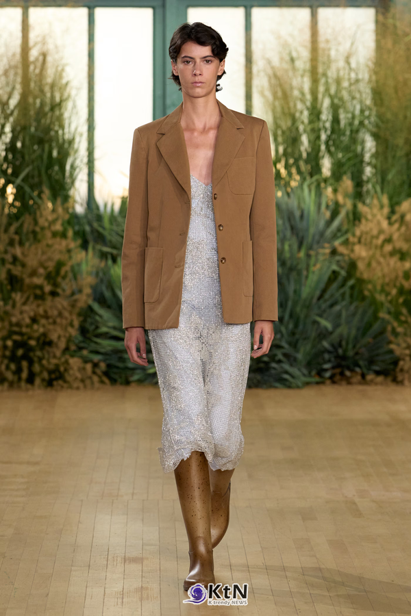 Proenza Schouler SS27 Reshapes Sharp Tailoring With Cowling, Cyanotype Roses and a Rounder PS1. 사진=Proenza Schouler, K trendy NEWS DB ⓒ케이 트렌디뉴스 무단전재 및 수집, 재배포금지