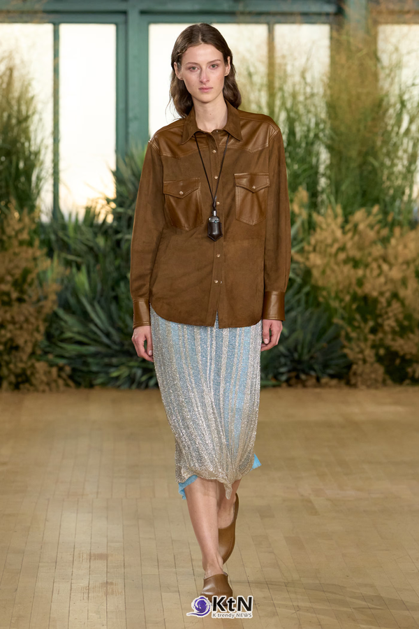 Proenza Schouler SS27 Reshapes Sharp Tailoring With Cowling, Cyanotype Roses and a Rounder PS1. 사진=Proenza Schouler, K trendy NEWS DB ⓒ케이 트렌디뉴스 무단전재 및 수집, 재배포금지
