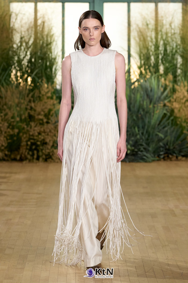 Proenza Schouler SS27 Reshapes Sharp Tailoring With Cowling, Cyanotype Roses and a Rounder PS1. 사진=Proenza Schouler, K trendy NEWS DB ⓒ케이 트렌디뉴스 무단전재 및 수집, 재배포금지