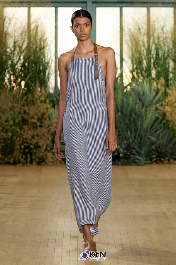 Proenza Schouler SS27 Reshapes Sharp Tailoring With Cowling, Cyanotype Roses and a Rounder PS1. 사진=Proenza Schouler, K trendy NEWS DB ⓒ케이 트렌디뉴스 무단전재 및 수집, 재배포금지