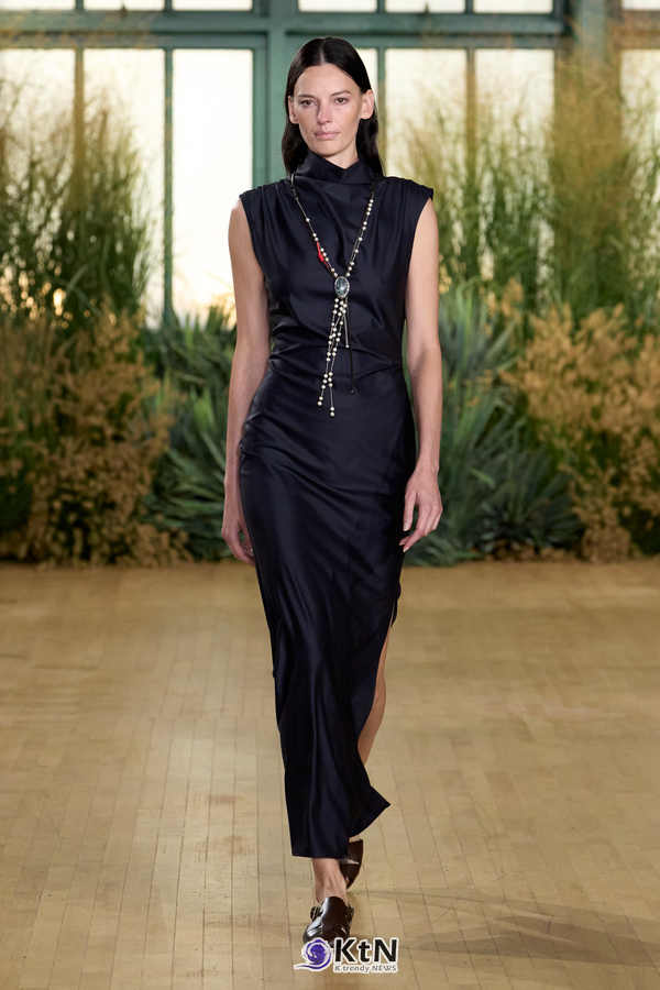 Proenza Schouler SS27 Reshapes Sharp Tailoring With Cowling, Cyanotype Roses and a Rounder PS1. 사진=Proenza Schouler, K trendy NEWS DB ⓒ케이 트렌디뉴스 무단전재 및 수집, 재배포금지