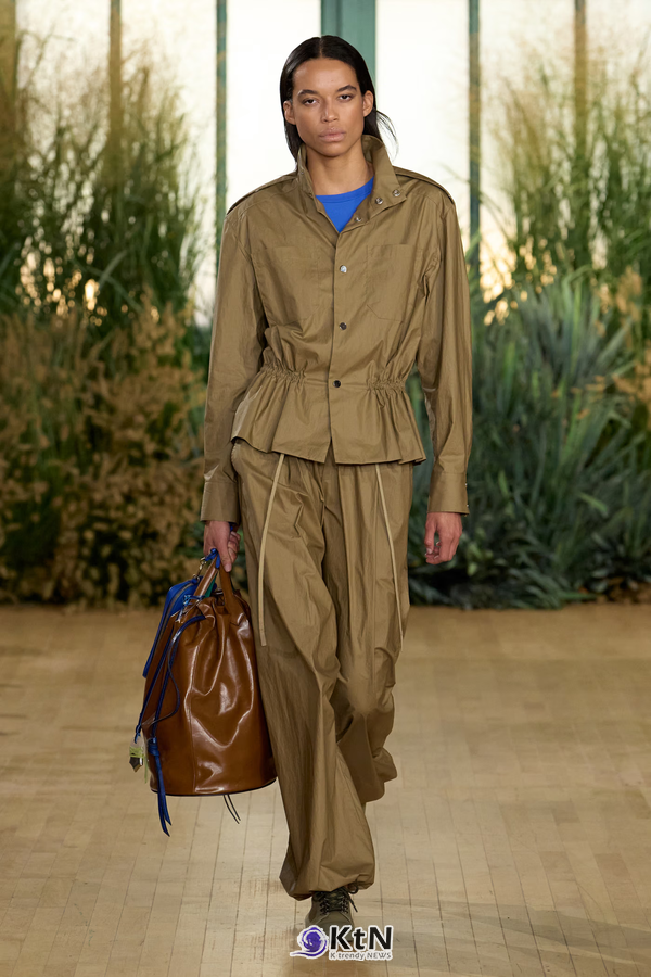 Proenza Schouler SS27 Reshapes Sharp Tailoring With Cowling, Cyanotype Roses and a Rounder PS1. 사진=Proenza Schouler, K trendy NEWS DB ⓒ케이 트렌디뉴스 무단전재 및 수집, 재배포금지