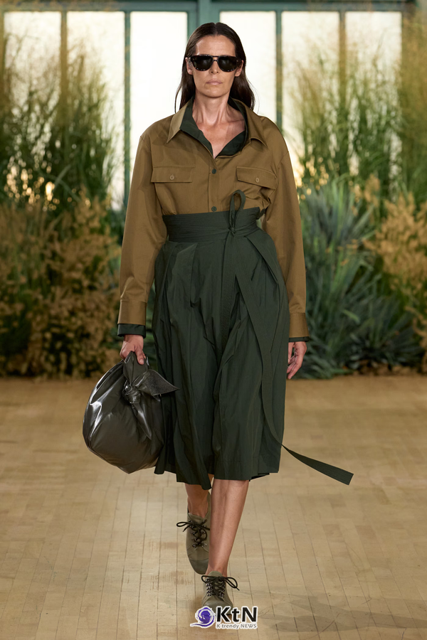 Proenza Schouler SS27 Reshapes Sharp Tailoring With Cowling, Cyanotype Roses and a Rounder PS1. 사진=Proenza Schouler, K trendy NEWS DB ⓒ케이 트렌디뉴스 무단전재 및 수집, 재배포금지