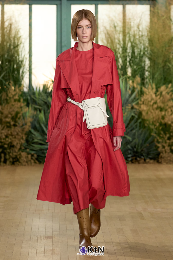Proenza Schouler SS27 Reshapes Sharp Tailoring With Cowling, Cyanotype Roses and a Rounder PS1. 사진=Proenza Schouler, K trendy NEWS DB ⓒ케이 트렌디뉴스 무단전재 및 수집, 재배포금지