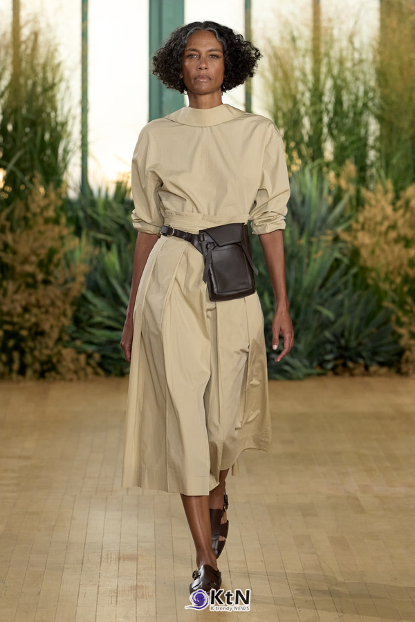 Proenza Schouler SS27 Reshapes Sharp Tailoring With Cowling, Cyanotype Roses and a Rounder PS1. 사진=Proenza Schouler, K trendy NEWS DB ⓒ케이 트렌디뉴스 무단전재 및 수집, 재배포금지