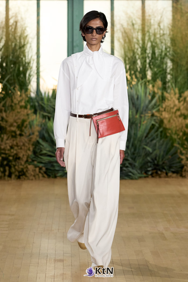 Proenza Schouler SS27 Reshapes Sharp Tailoring With Cowling, Cyanotype Roses and a Rounder PS1. 사진=Proenza Schouler, K trendy NEWS DB ⓒ케이 트렌디뉴스 무단전재 및 수집, 재배포금지