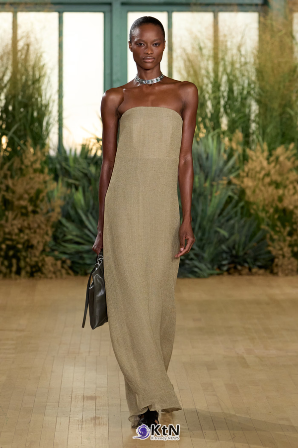 Proenza Schouler SS27 Reshapes Sharp Tailoring With Cowling, Cyanotype Roses and a Rounder PS1. 사진=Proenza Schouler, K trendy NEWS DB ⓒ케이 트렌디뉴스 무단전재 및 수집, 재배포금지