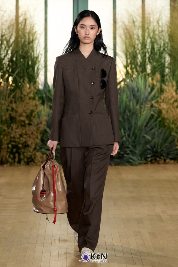 Proenza Schouler SS27 Reshapes Sharp Tailoring With Cowling, Cyanotype Roses and a Rounder PS1. 사진=Proenza Schouler, K trendy NEWS DB ⓒ케이 트렌디뉴스 무단전재 및 수집, 재배포금지
