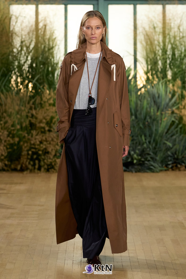 Proenza Schouler SS27 Reshapes Sharp Tailoring With Cowling, Cyanotype Roses and a Rounder PS1. 사진=Proenza Schouler, K trendy NEWS DB ⓒ케이 트렌디뉴스 무단전재 및 수집, 재배포금지