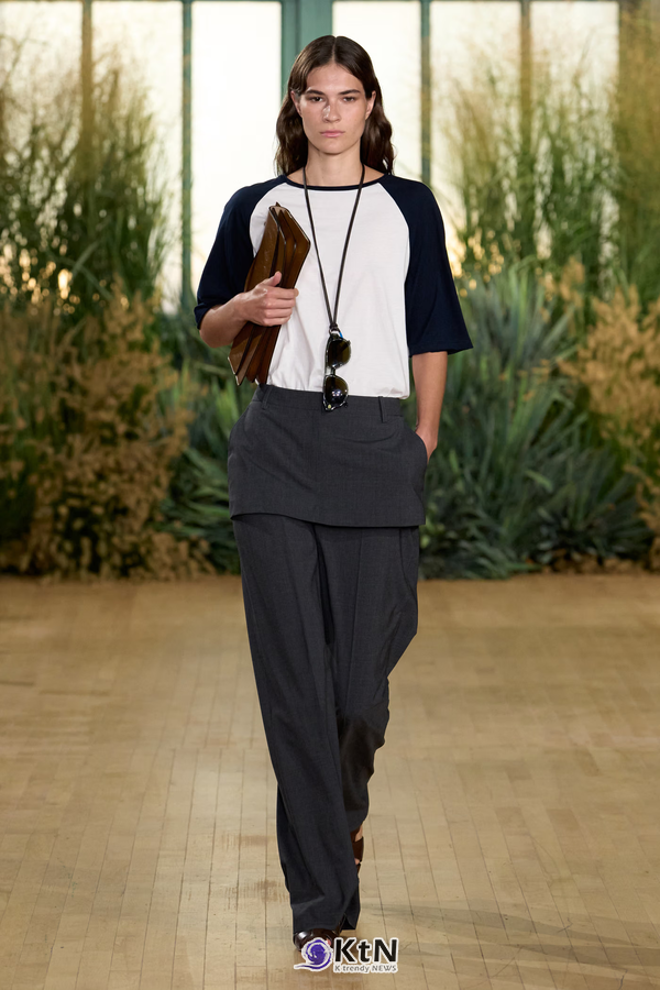 Proenza Schouler SS27 Reshapes Sharp Tailoring With Cowling, Cyanotype Roses and a Rounder PS1. 사진=Proenza Schouler, K trendy NEWS DB ⓒ케이 트렌디뉴스 무단전재 및 수집, 재배포금지