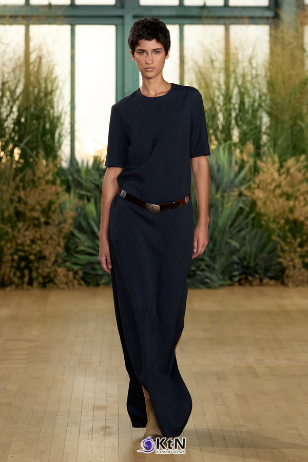 Proenza Schouler SS27 Reshapes Sharp Tailoring With Cowling, Cyanotype Roses and a Rounder PS1. 사진=Proenza Schouler, K trendy NEWS DB ⓒ케이 트렌디뉴스 무단전재 및 수집, 재배포금지