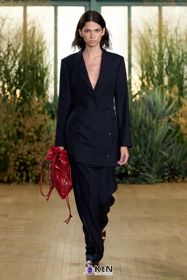 Proenza Schouler SS27 Reshapes Sharp Tailoring With Cowling, Cyanotype Roses and a Rounder PS1. 사진=Proenza Schouler, K trendy NEWS DB ⓒ케이 트렌디뉴스 무단전재 및 수집, 재배포금지