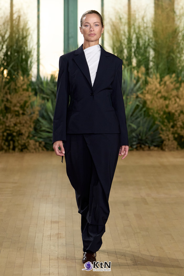 Proenza Schouler SS27 Reshapes Sharp Tailoring With Cowling, Cyanotype Roses and a Rounder PS1. 사진=Proenza Schouler, K trendy NEWS DB ⓒ케이 트렌디뉴스 무단전재 및 수집, 재배포금지