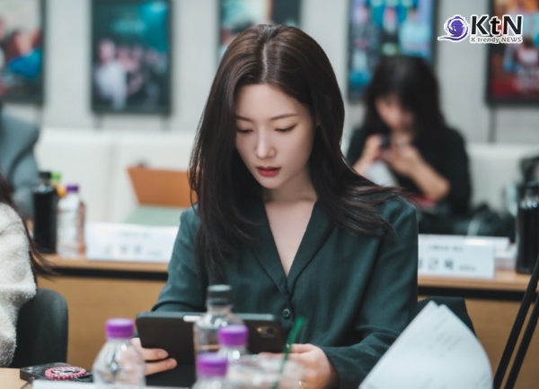 최고 52.2% 초록 눈동자의 전설…'M' 33년 만에 부활, 심은하 후계자는?  사진=2026. 09.15. 티빙  정채연, 심은하 잇는 파격 변신 예고…데뷔 첫 1인 3역 도전 K trendy NEWS DB ⓒ케이 트렌디뉴스 무단전재 및 수집, 재배포금지