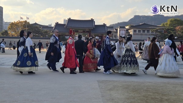 추석 연휴 나흘간 4대궁·종묘·조선왕릉 '전면 무료'…야간 행사 총정리 ...국가유산청은 오는 24일부터 27일까지 나흘간 경복궁, 창덕궁, 덕수궁, 창경궁 등 4대궁과 종묘, 조선왕릉을 일괄 무료 개방한다고 18일 밝혔다.  사진=2026. 09.18. K trendy NEWS DB ⓒ케이 트렌디뉴스 무단전재 및 수집, 재배포금지