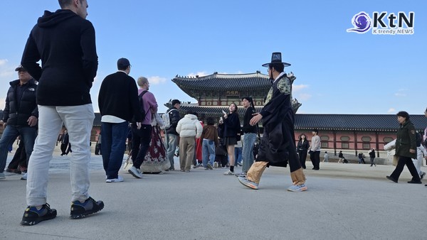 추석 연휴 나흘간 4대궁·종묘·조선왕릉 '전면 무료'…야간 행사 총정리 ...국가유산청은 오는 24일부터 27일까지 나흘간 경복궁, 창덕궁, 덕수궁, 창경궁 등 4대궁과 종묘, 조선왕릉을 일괄 무료 개방한다고 18일 밝혔다.  ( 사진=2026. 09.18. K trendy NEWS DB ⓒ케이 트렌디뉴스 무단전재 및 수집, 재배포금지