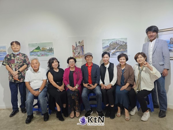 이순천 한국 개인전이 18일 경기도 포천시 고모리 프로방스 ‘갤러리 뮤’에서 막이 올랐다. 지인들과 함께 기념사진 (사진=조영식 기자)