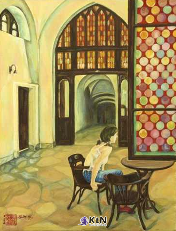 나비킴(Navikim·김현정), ‘프라하의 창(The Window of Prague)’, 2005, 장지에 분채, 73×61cm. 프라하에서 경험한 스테인드글라스의 빛을 장지와 분채로 옮긴 작품으로, 김현정 작가의 빛과 색채 탐구가 본격적으로 시작되는 초기 작업이다. 사진=K trendy NEWS DB ⓒ케이 트렌디뉴스 무단전재 및 수집, 재배포금지